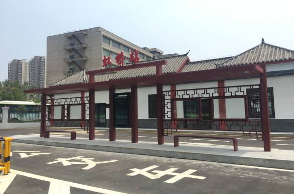 黃岡LCD顯示屏、復(fù)古式候車(chē)亭板式，突出城市復(fù)古特色的格調(diào)